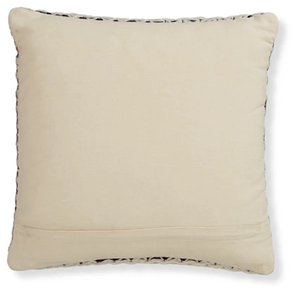 Nealington Pillow Set