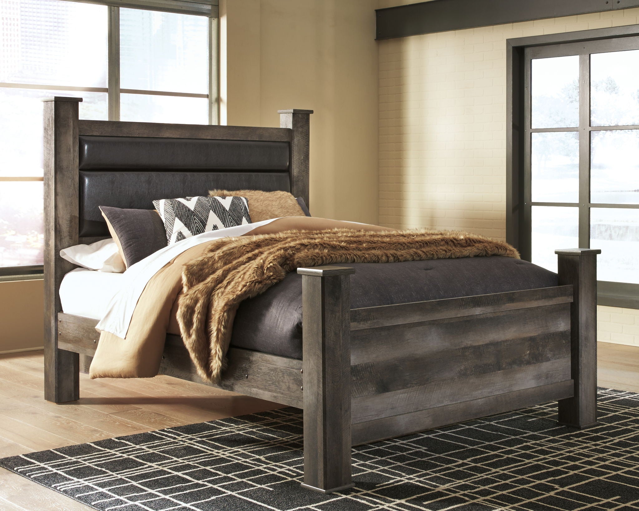 Wynnlow - Queen Upholstered Poster Bed - Gray